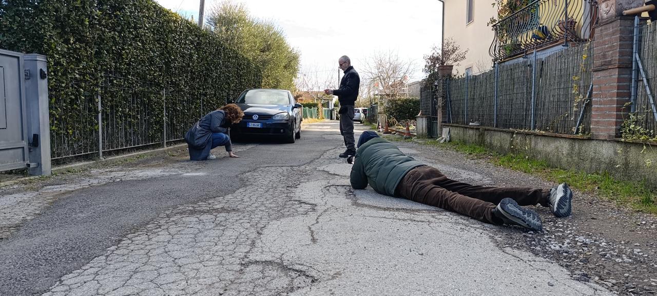 
	Lucia accarezza l'asfalto sotto al quale mor&igrave; il marito Luca: aveva 51 anni

