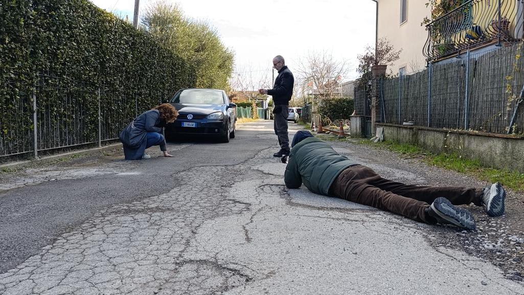 Lucia accarezza l'asfalto sotto al quale morì il marito Luca: aveva 51 anni