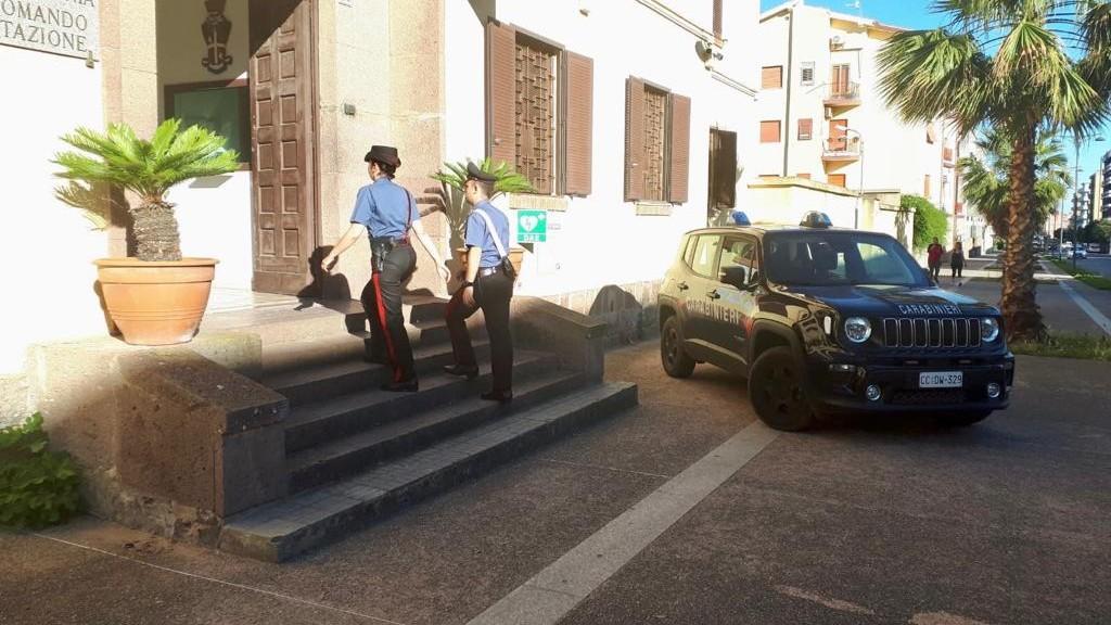 Minaccia la moglie e distrugge la casa: marito violento finisce in cella