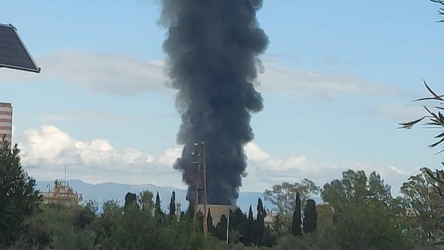 In fiamme il “colosseo” della Saras: ecco cosa è successo
