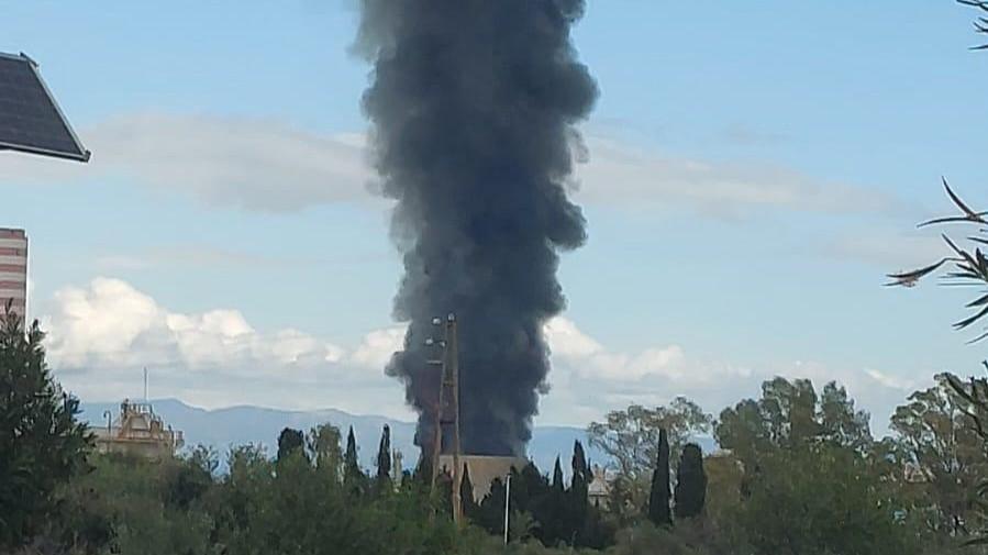 In fiamme il “colosseo” della Saras: ecco cosa è successo
