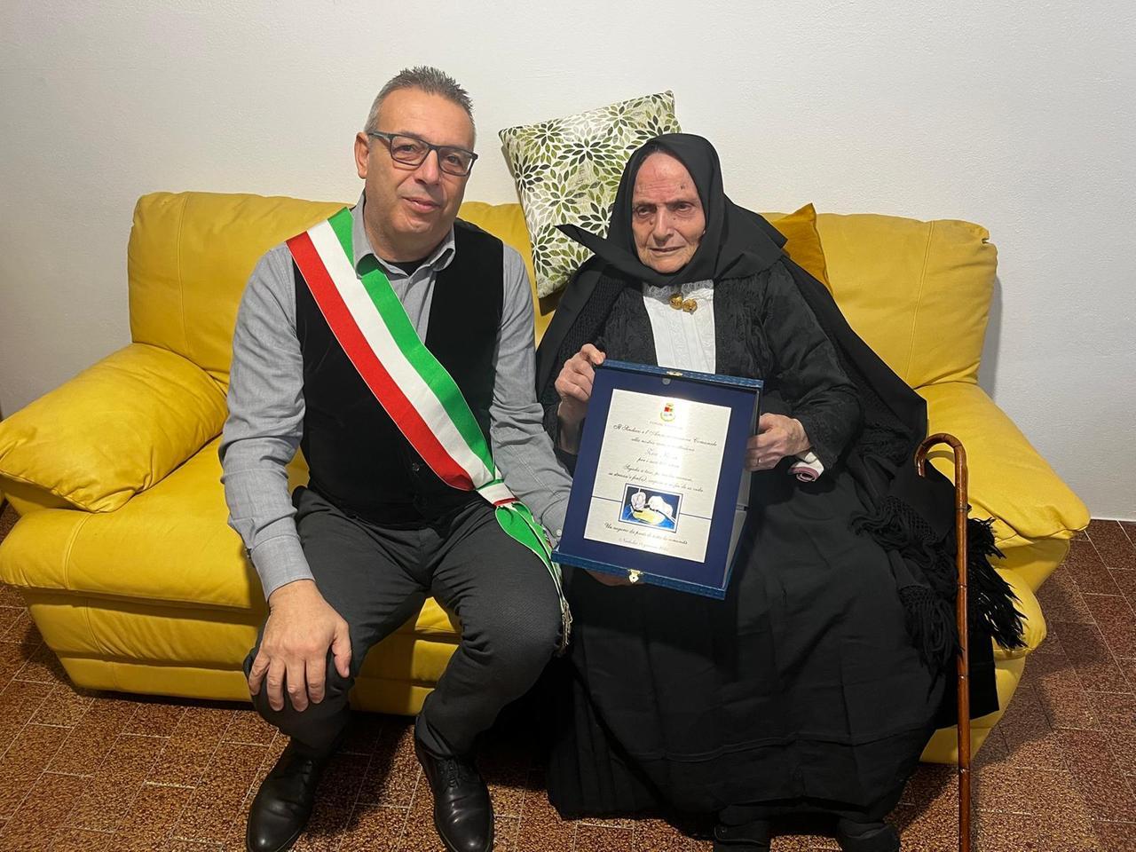 Nonna Rosa compie cento anni, tutto il paese in festa