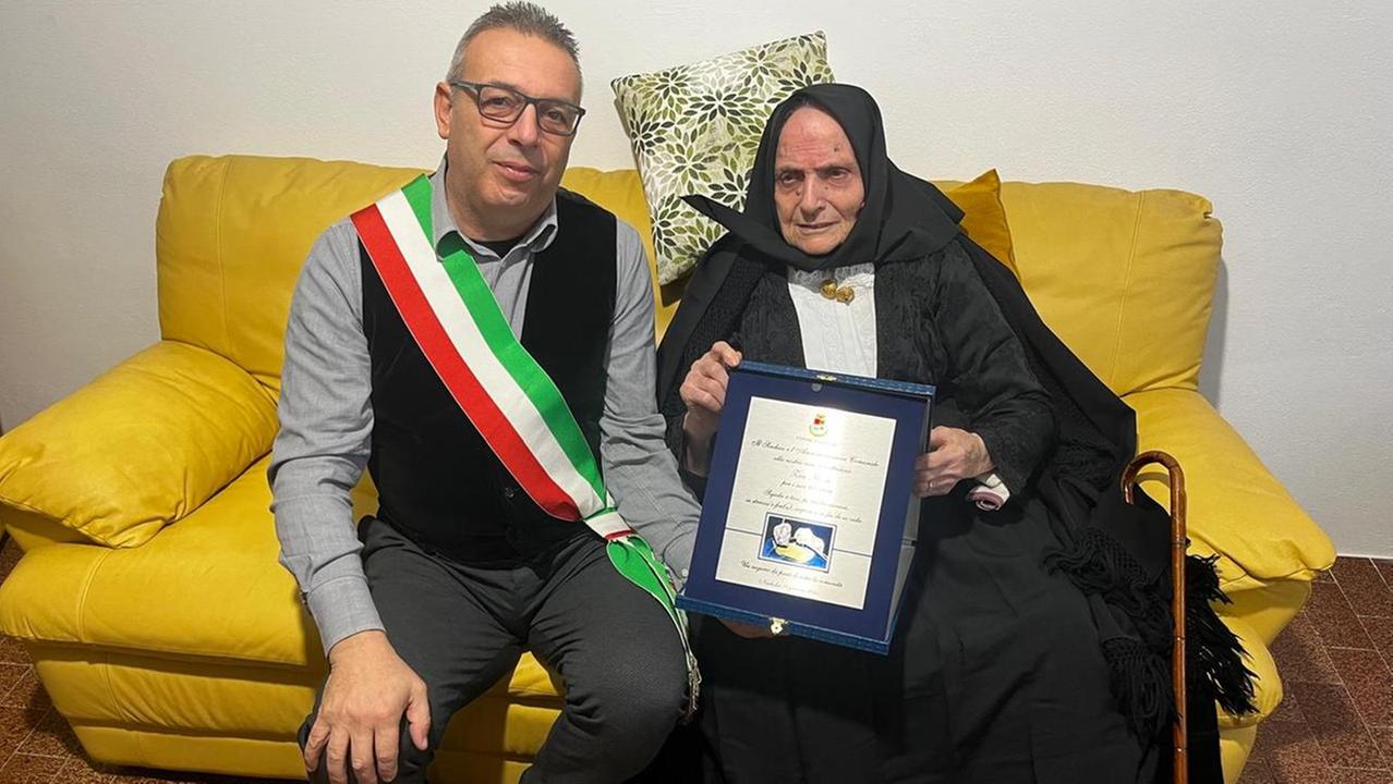 Nonna Rosa compie cento anni, tutto il paese in festa