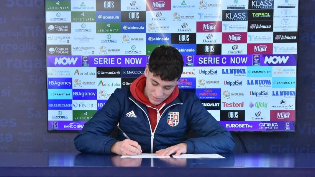 
	<strong>Andrea Fois</strong> mentre firma il suo contratto con la Torres (foto&nbsp; Alessandro Sanna/Torres)

