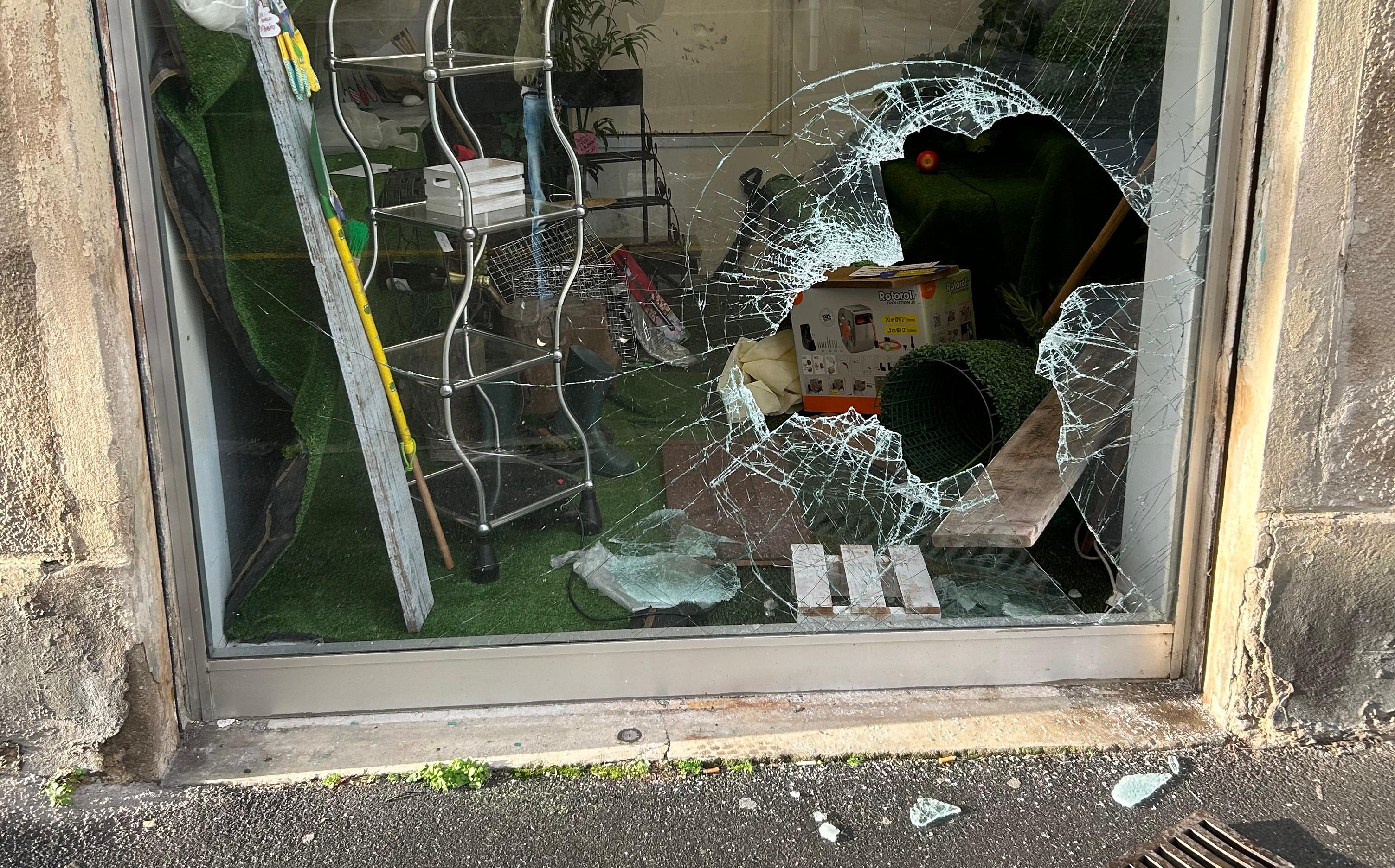 La vetrina spaccata dell'Agraria Spagnoli