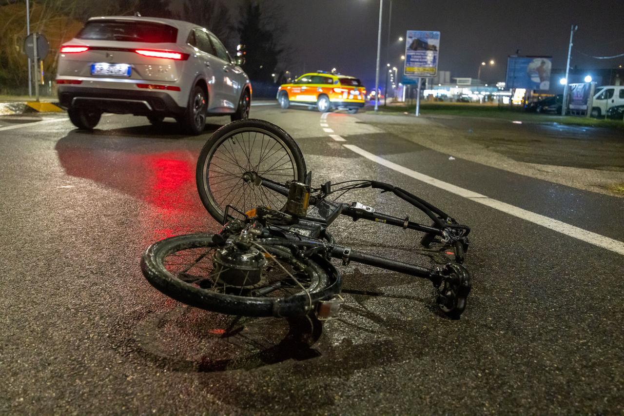 Cade dalla bici e sbatte la testa, ferito un uomo a Ferrara