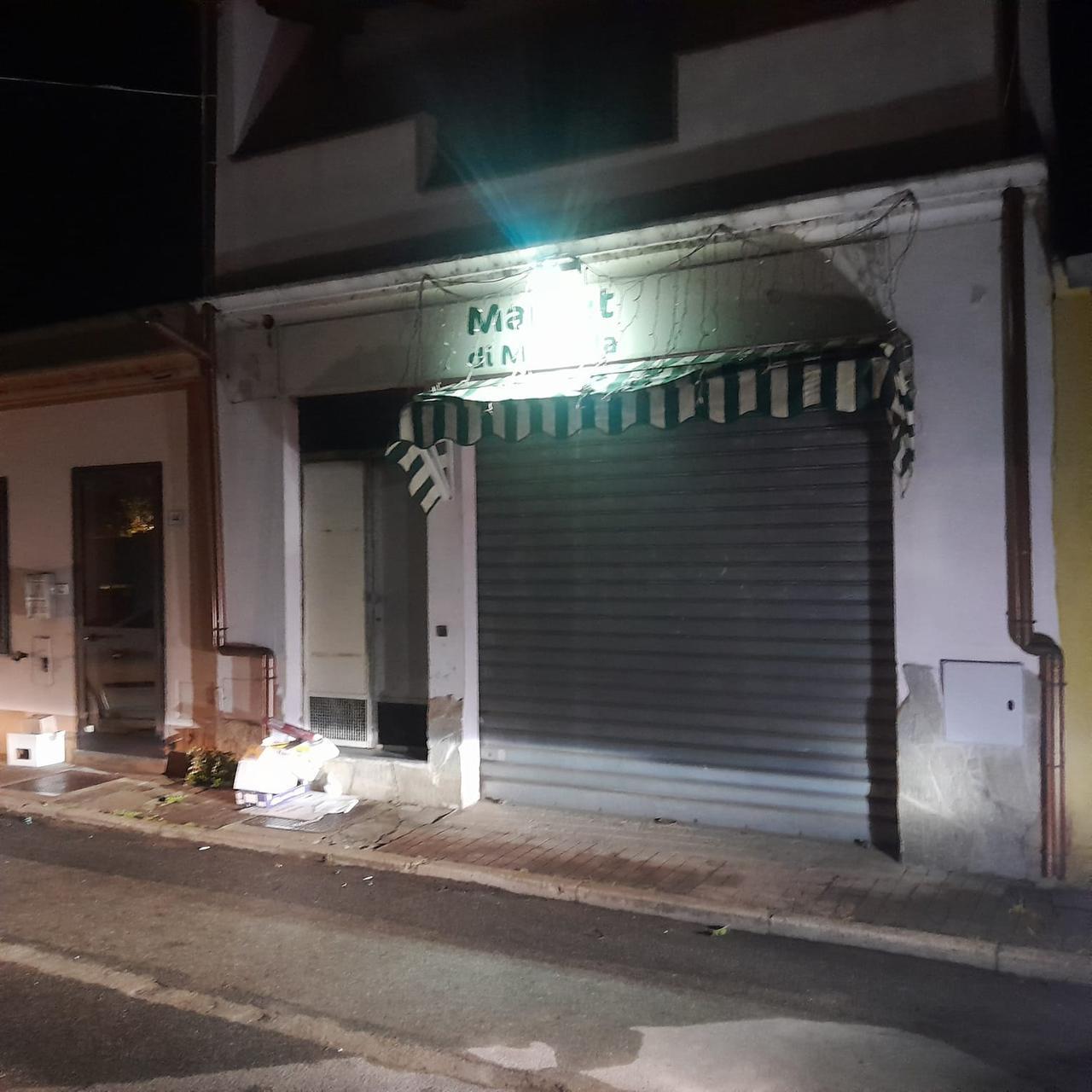 Bandito solitario punta il coltello contro la commessa: rapina al market