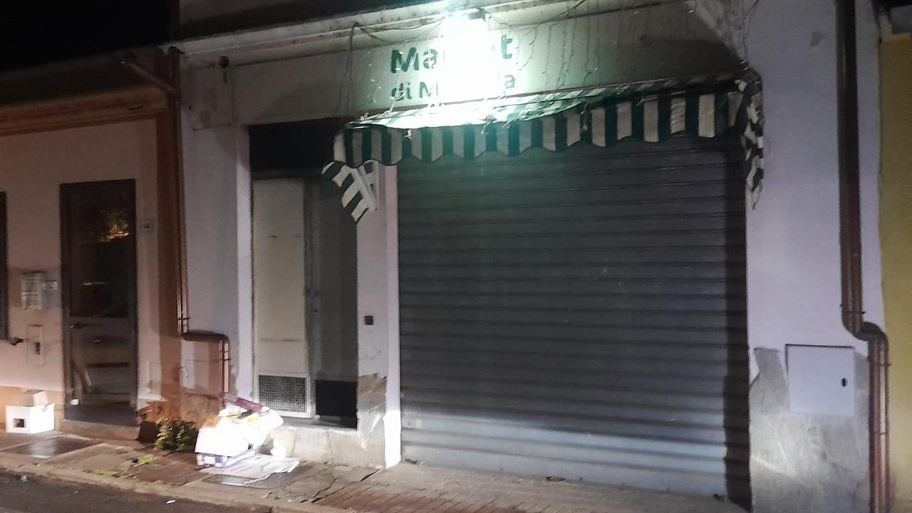 Bandito solitario punta il coltello contro la commessa: rapina al market
