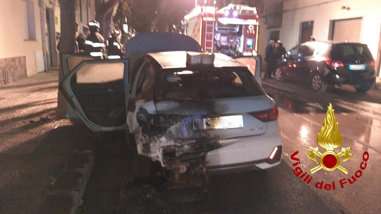 Alghero, auto semidistrutta da un incendio