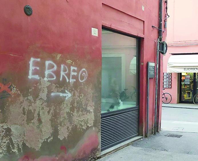Ferrara, scrive “ebreo” sul muro: se la cava con una multa