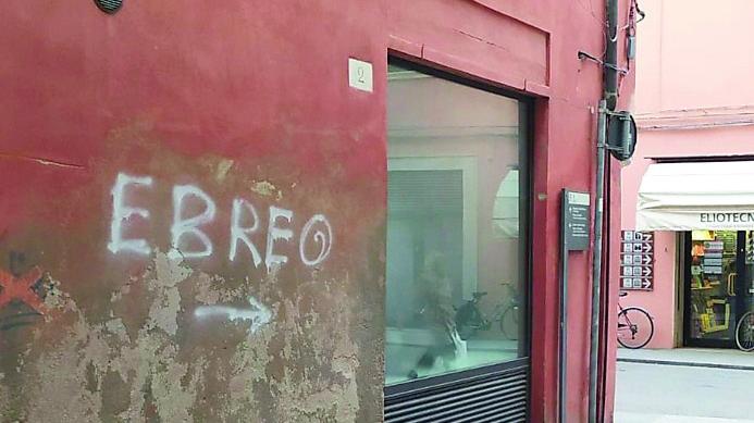 Ferrara, scrive “ebreo” sul muro: se la cava con una multa