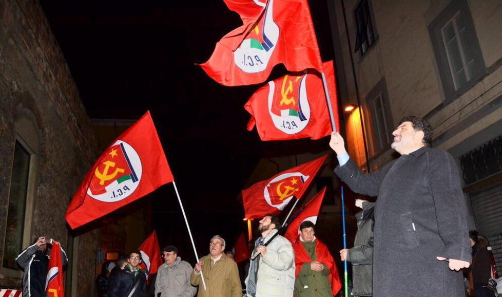 
	Nella foto grande &ldquo;compagni&rdquo; con le bandiere davanti all&rsquo;ex teatro San Marco (archivio Tirreno)

