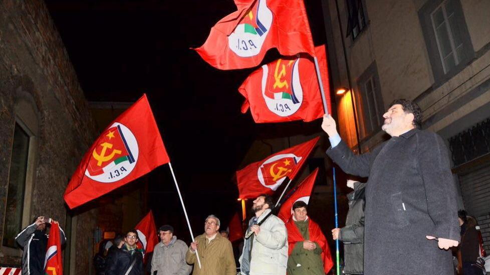 Nella foto grande “compagni” con le bandiere davanti all’ex teatro San Marco (archivio Tirreno)