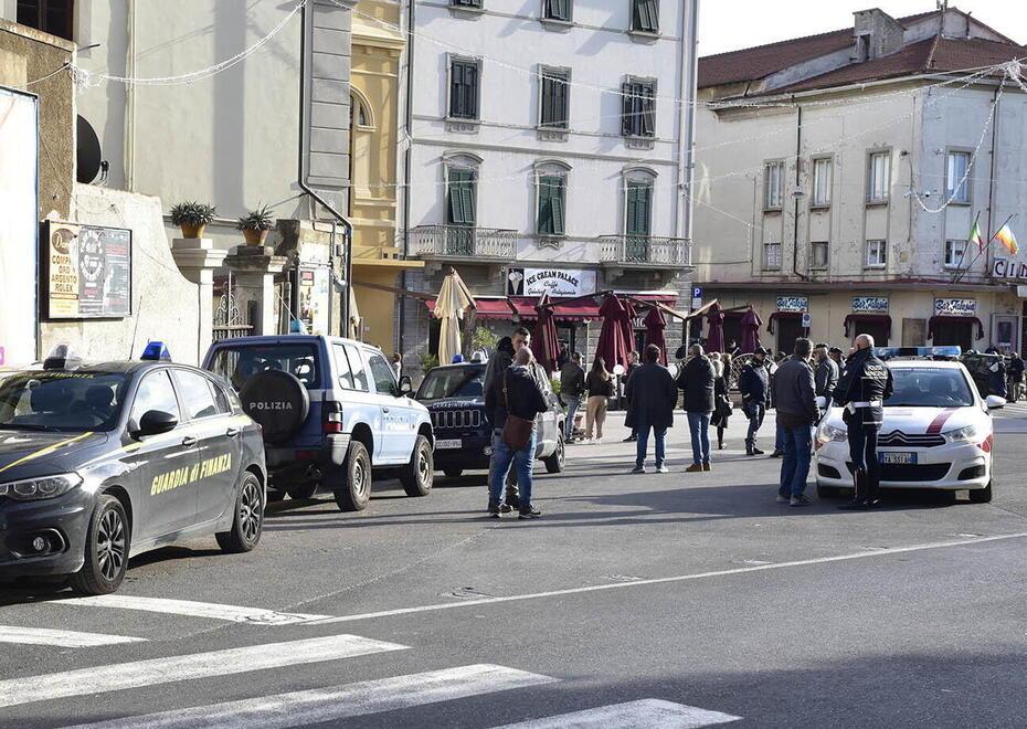 
	Forze dell&rsquo;ordine in piazza Verdi (foto Paolo Barlettani, 2023

