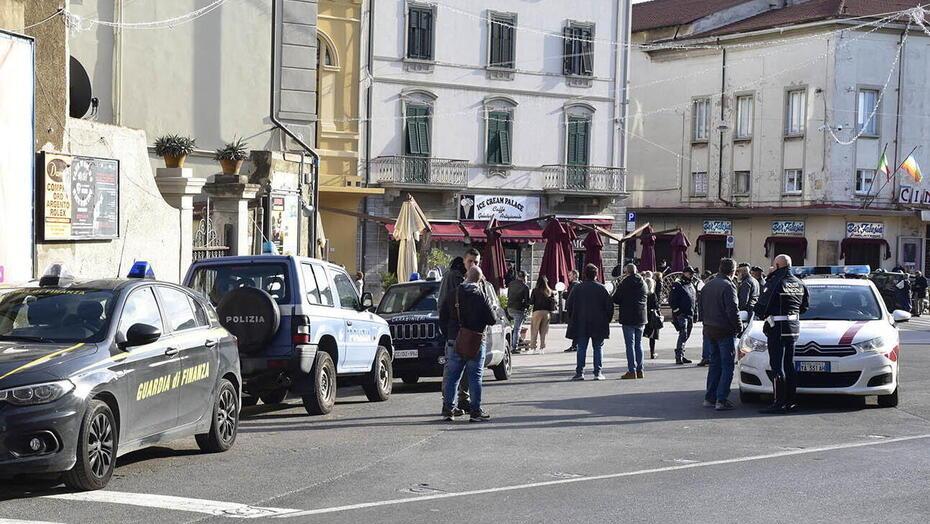 Forze dell’ordine in piazza Verdi (foto Paolo Barlettani, 2023