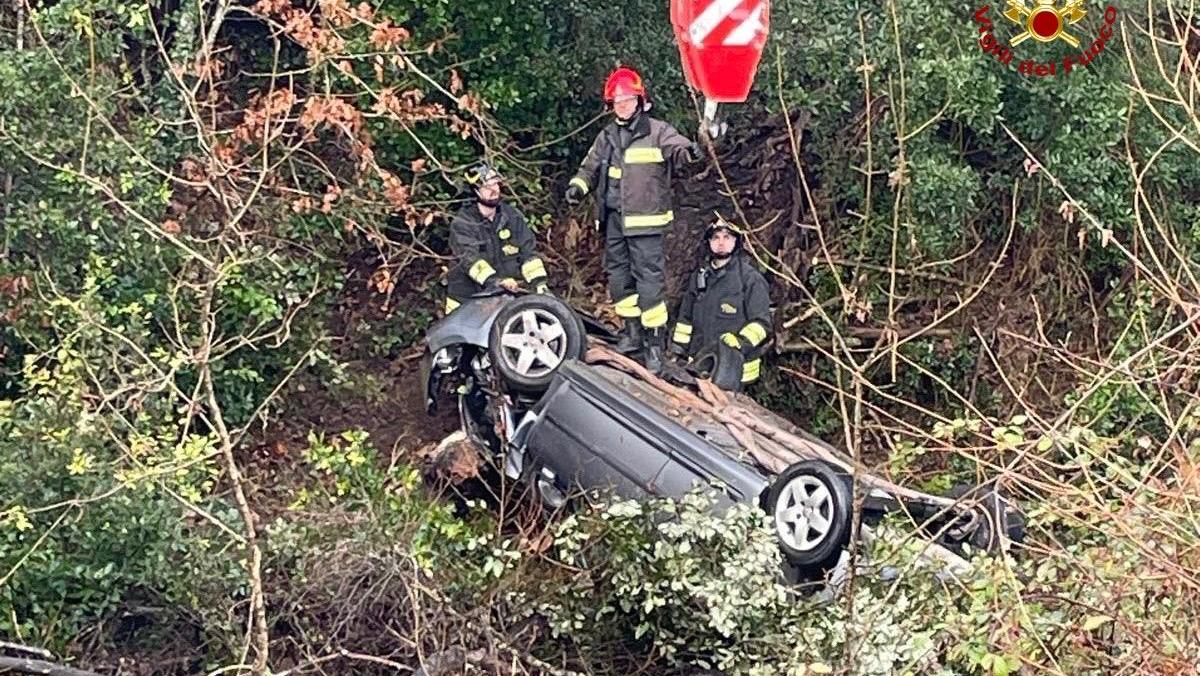 L'auto nella scarpata (foto vigili del fuoco)