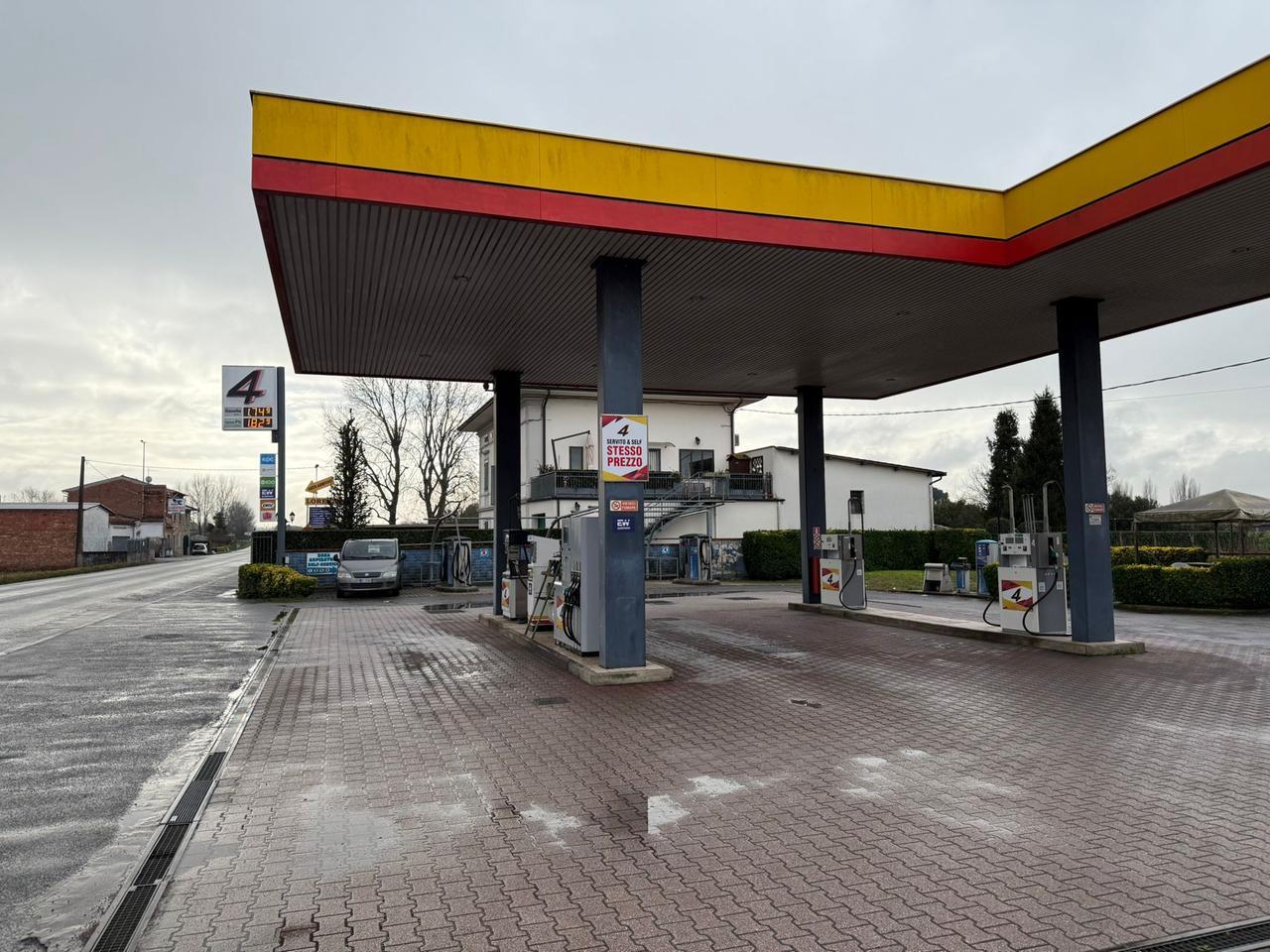 
	Il distributore dove &egrave; stato trovato il 29enne&nbsp;(foto Nucci)

