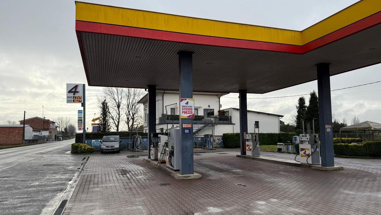 Il distributore dove è stato trovato il 29enne (foto Nucci)