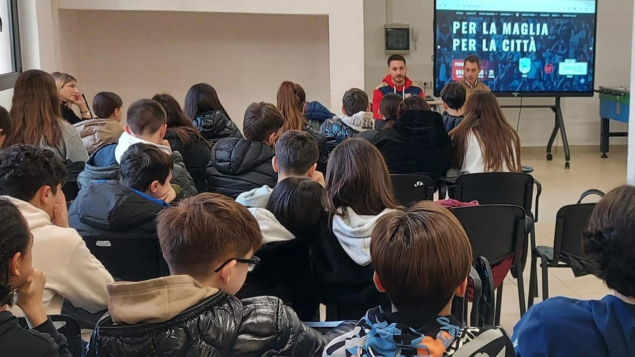 Torres, Masala incontra gli studenti del Canopoleno: «Studio e sport possono coesistere»