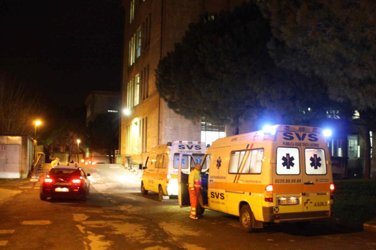 
	Una pattuglia dei carabinieri al pronto soccorso di Livorno (foto d'archivio)

