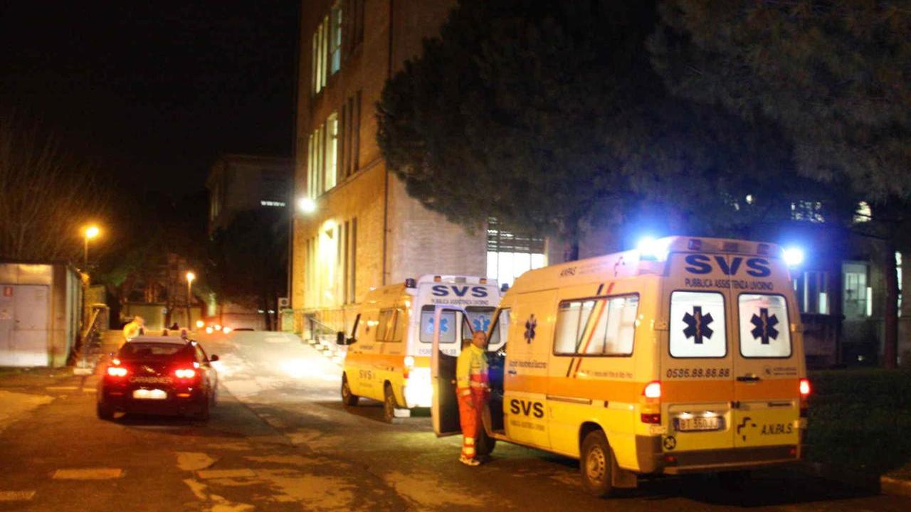 Una pattuglia dei carabinieri al pronto soccorso di Livorno (foto d'archivio)