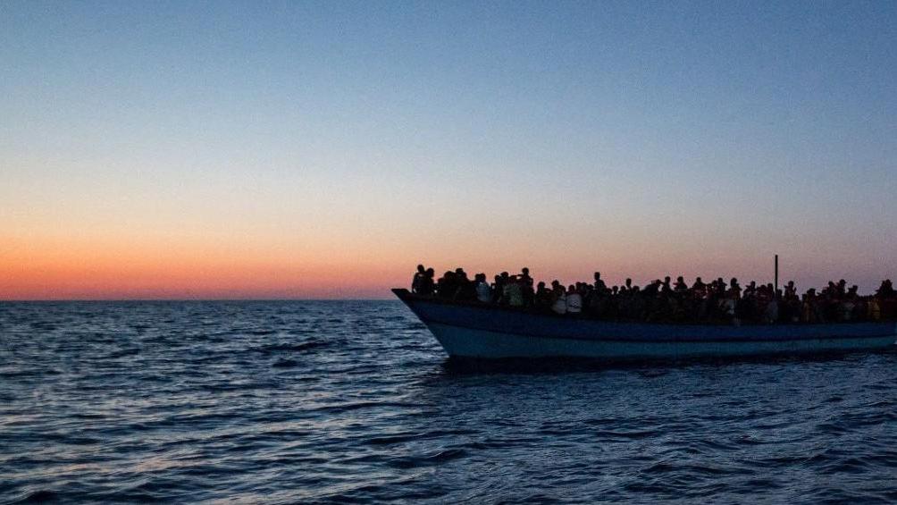 «Il mio viaggio di speranza verso l’Emilia: sei mesi prigioniero in Libia. Ricordo l’odore delle ossa dei migranti morti»