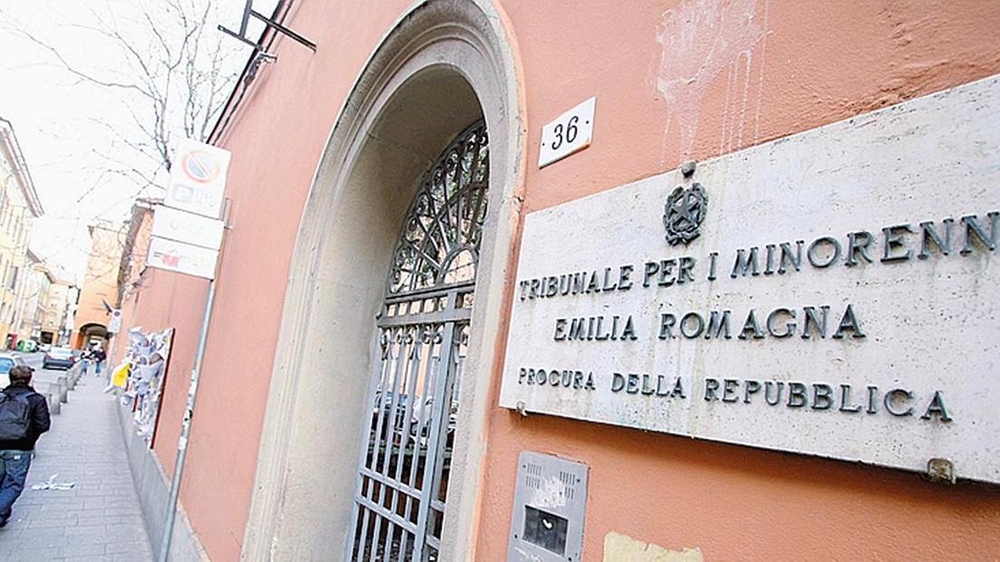 La 14enne ha detto no alla richiesta di baciarli ecco perché il branco si è vendicato