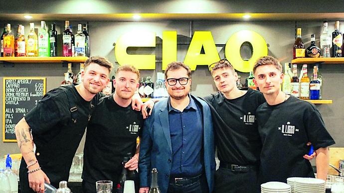 A Sesso il bar che evoca i tempi del liceo: è l’avventura di quattro under 30