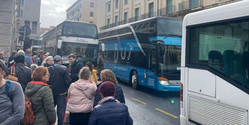 Livorno, per i bus tassa da 50 euro: «Porterà mezzo milione»