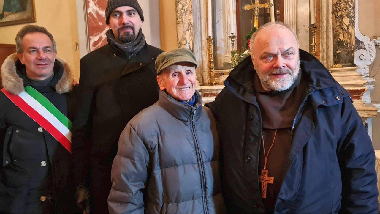 
	Moscatelli al centro con il vescovo; a sinistra il sindaco e don Simone

