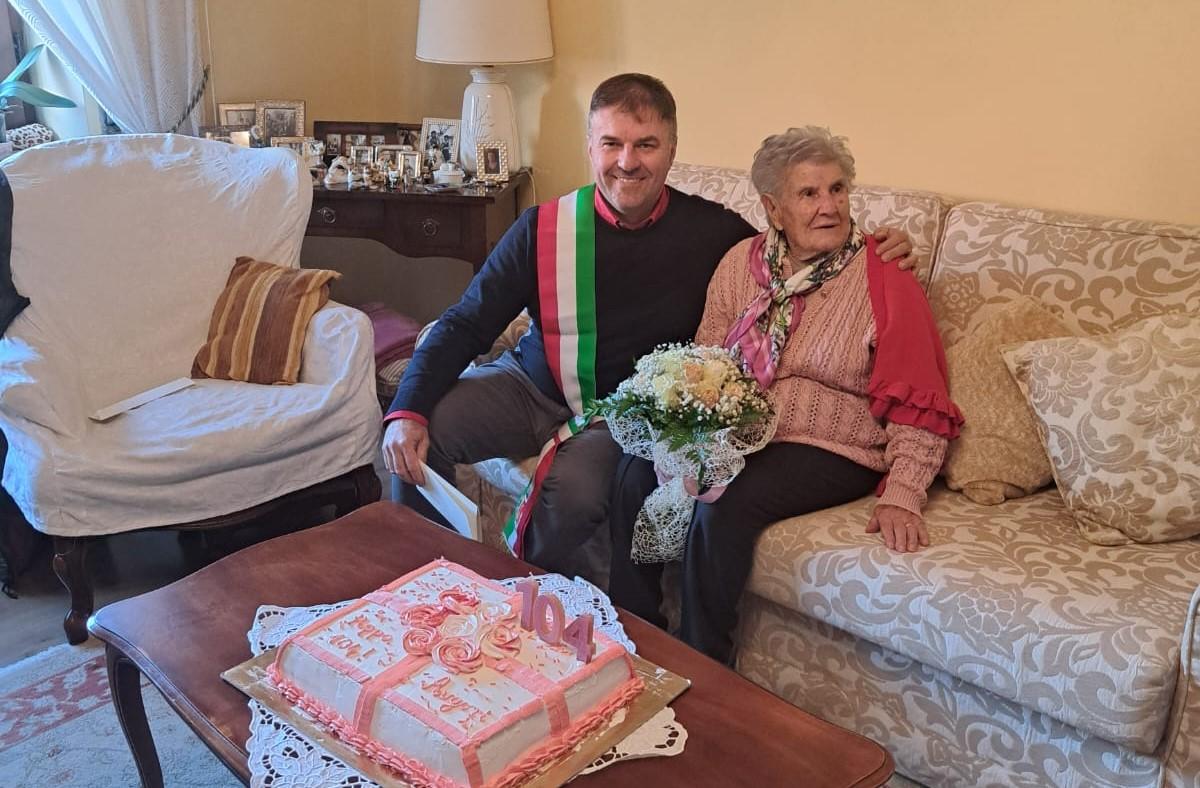 Torta e pergamena del sindaco: zia Peppina Achenza compie 104 anni