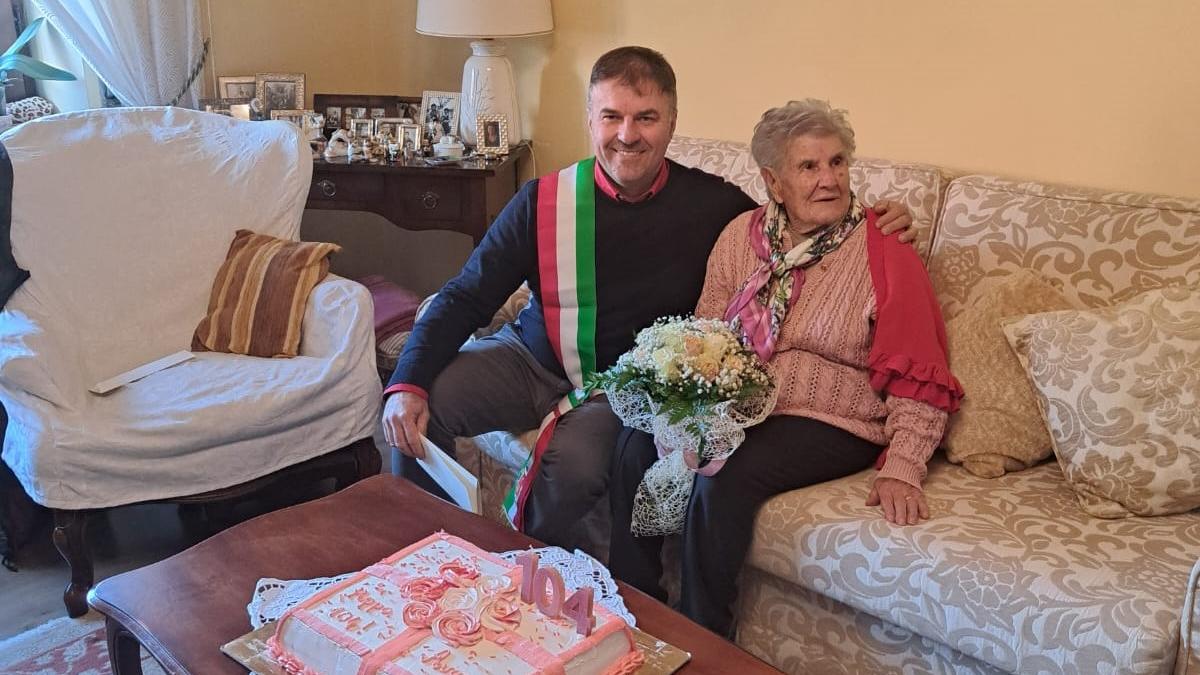 Torta e pergamena del sindaco: zia Peppina Achenza compie 104 anni