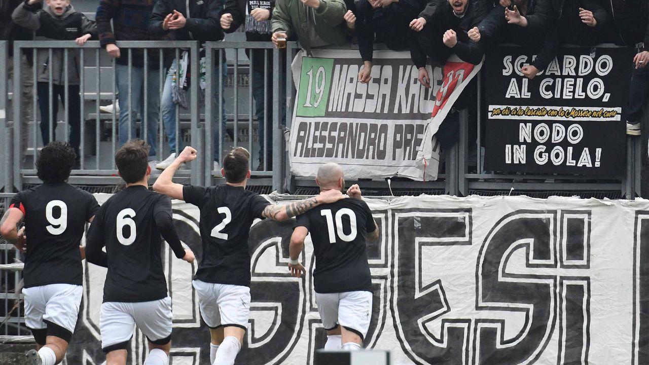 I giocatori bianconeri esultano coi tifosi (foto Cuffaro)