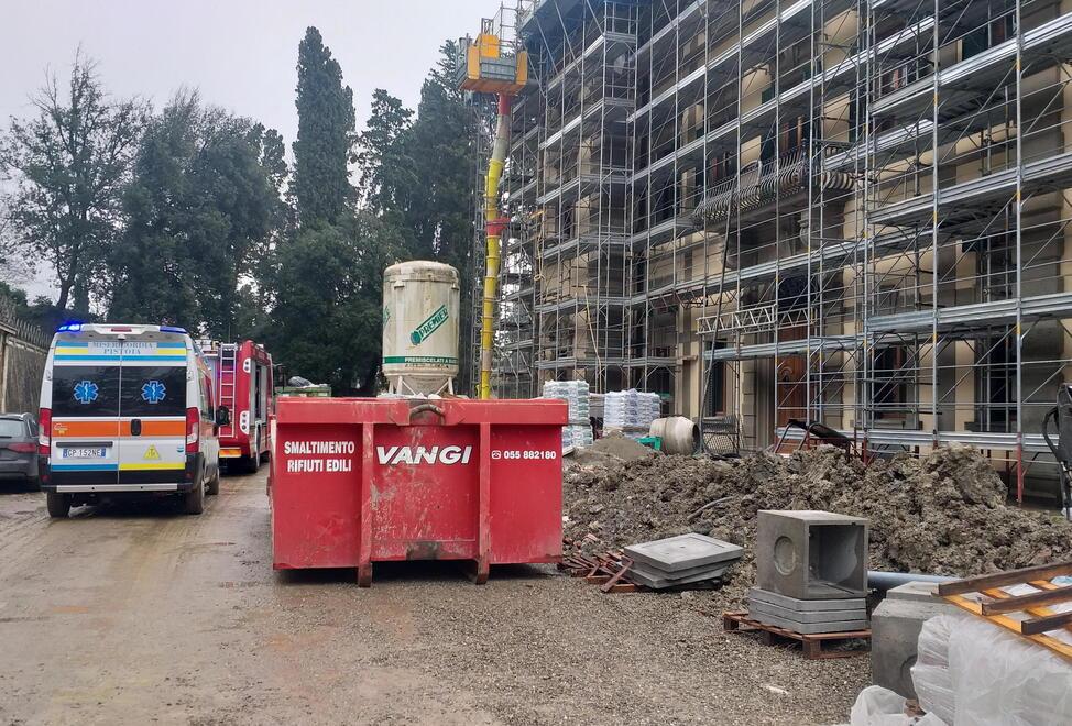 Pistoia, precipita nel vano dell’ascensore: grave un operaio