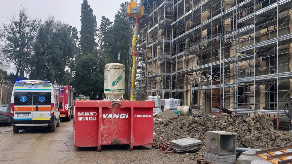 Pistoia, precipita nel vano dell’ascensore: grave un operaio