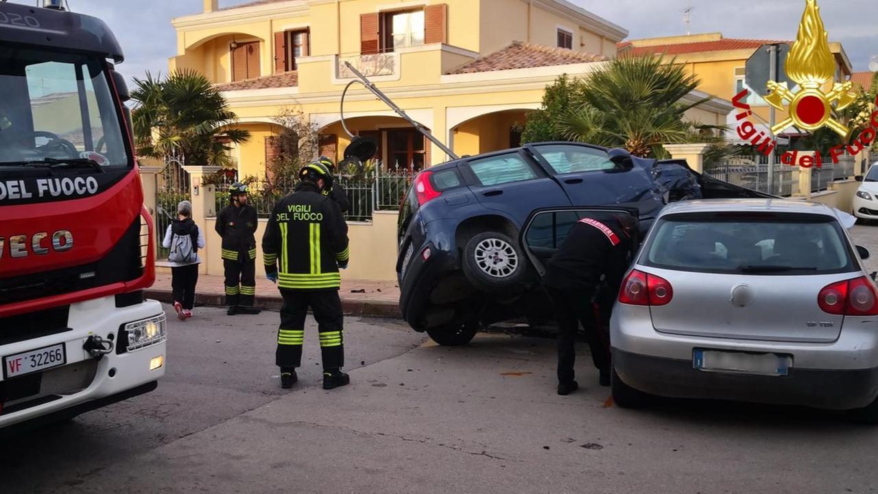 Scontro tra due auto all’incrocio, una abbatte un palo della luce: due feriti