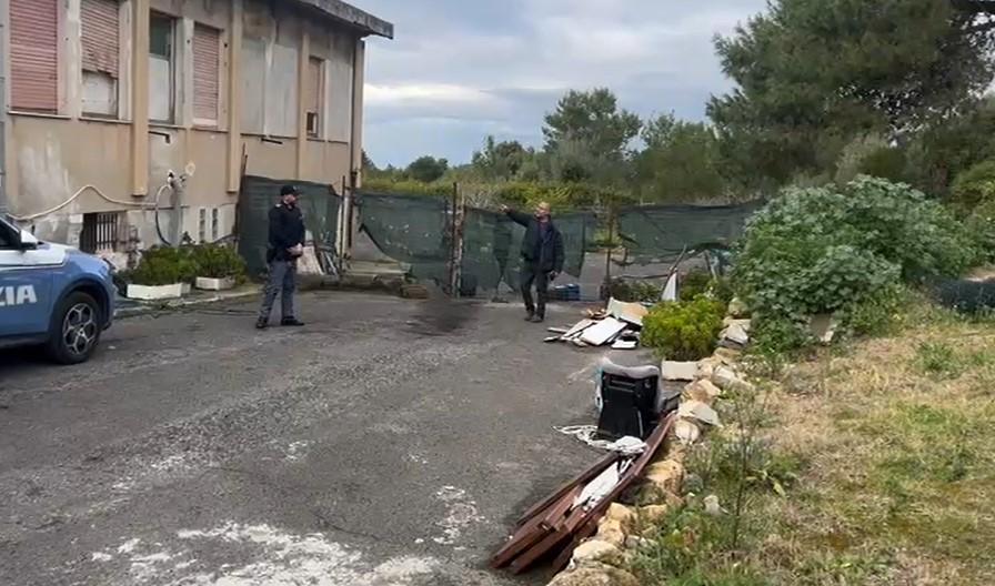 
	Il marito di Roberta Mazzone davanti alla casa in cui &egrave; stata accoltellata la moglie&nbsp;

