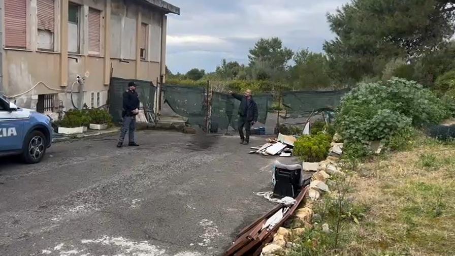 Il marito di Roberta Mazzone davanti alla casa in cui è stata accoltellata la moglie 