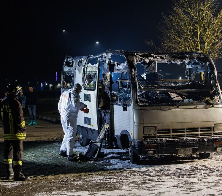 Morti nel rogo del camper a Ferrara, proposte nuove indagini
