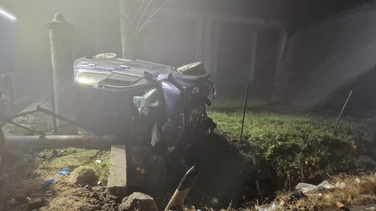 L'auto distrutta dopo l'incidente