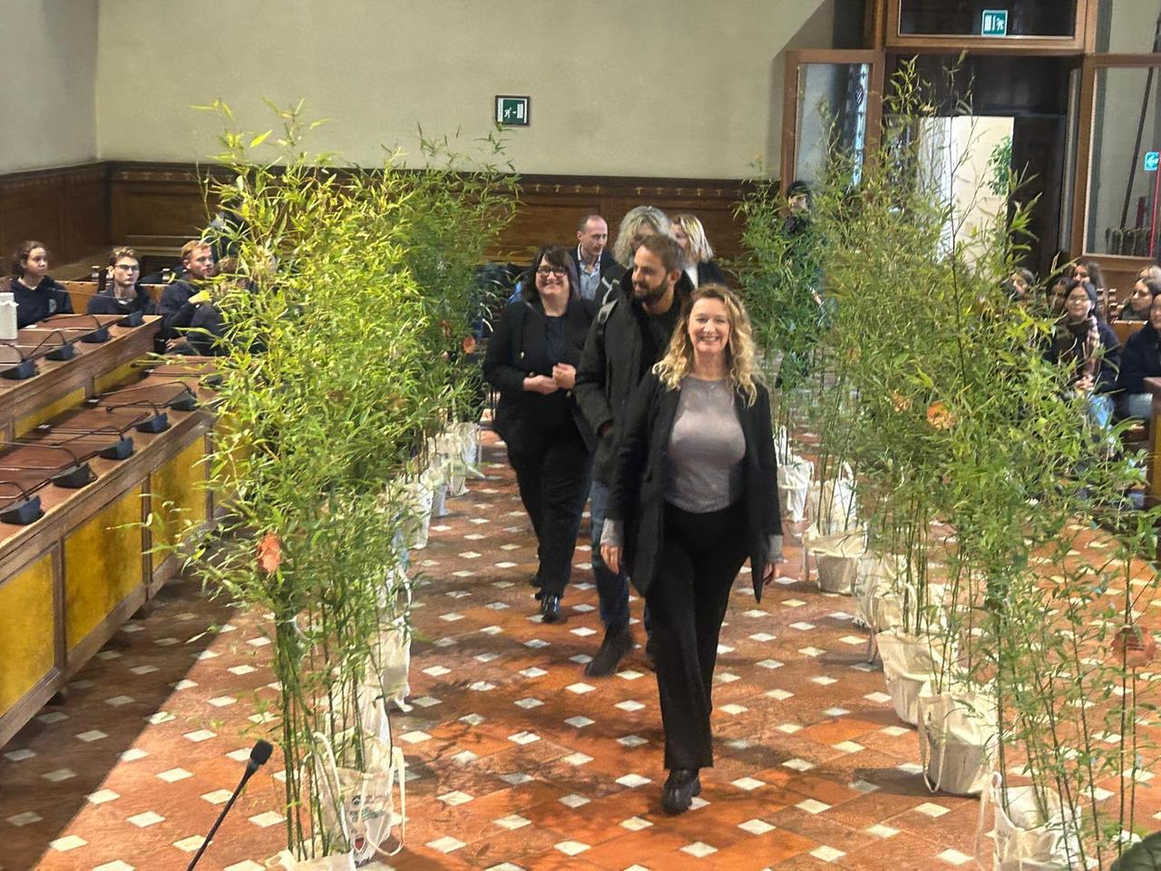 Prato, gli studenti della Monash University portano le piante in consiglio comunale