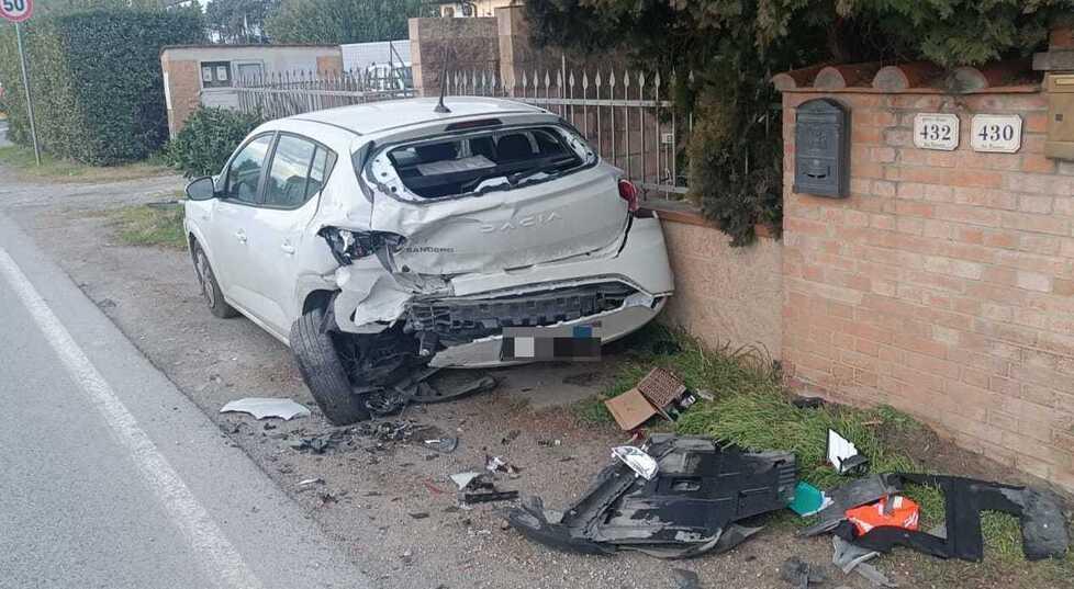 La Dacia Sandero distrutta a Ponticelli