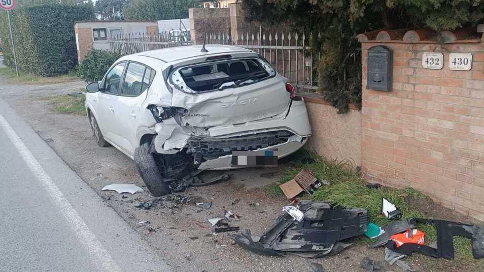 La Dacia Sandero distrutta a Ponticelli