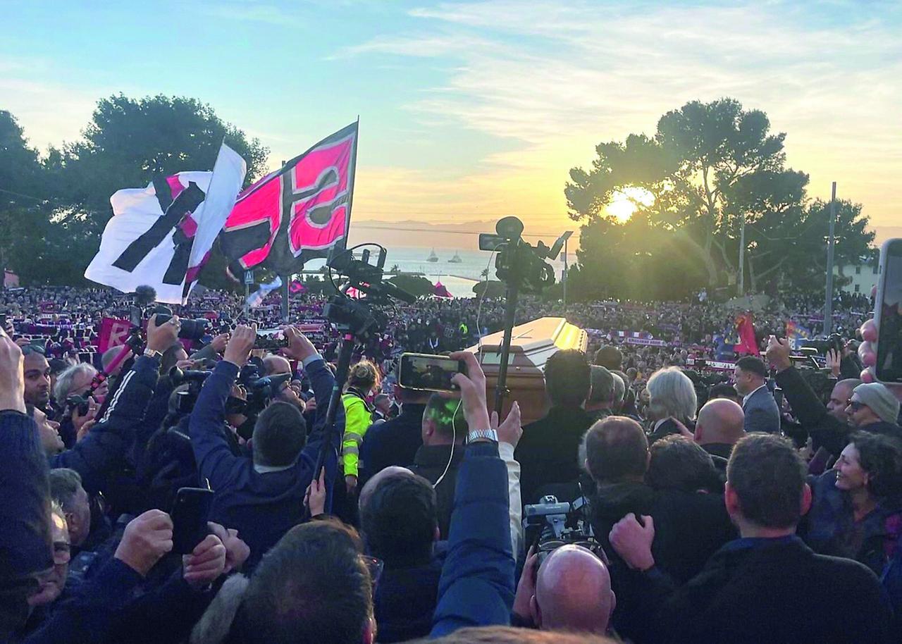 Un’isola in pellegrinaggio per rendere omaggio al suo eroe