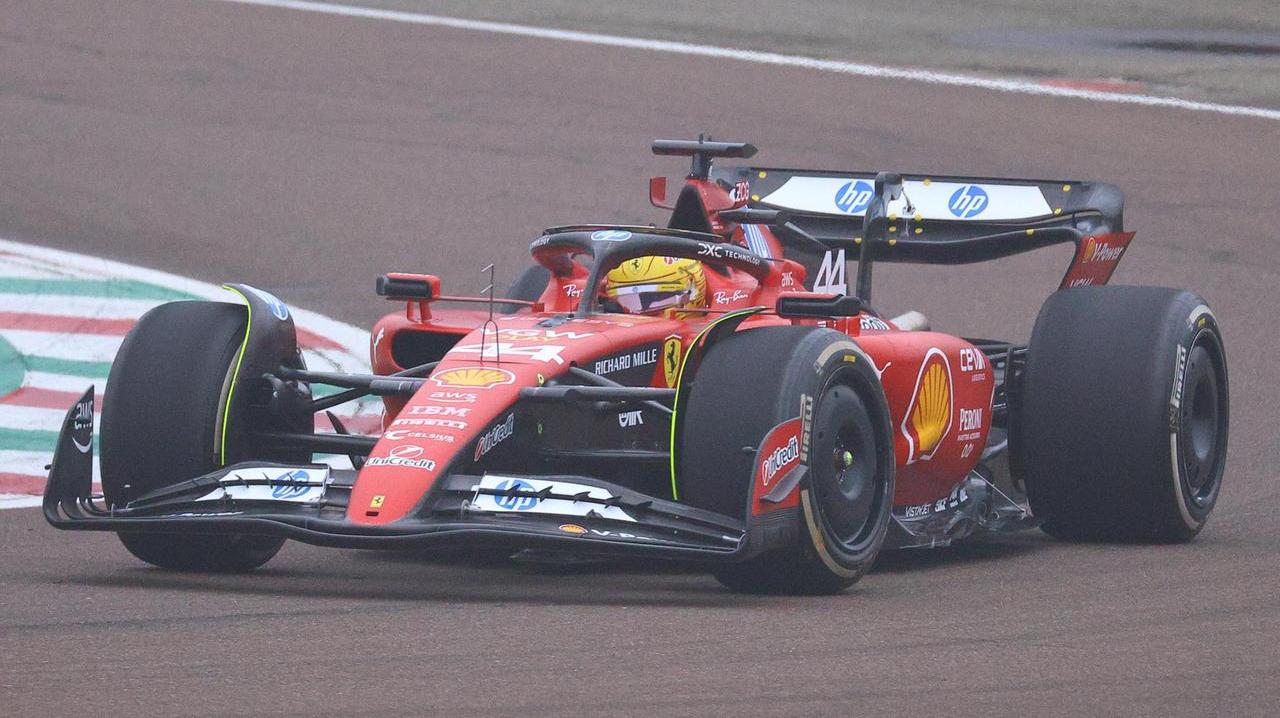 Hamilton in pista a Fiorano (foto Filippo Cilia)