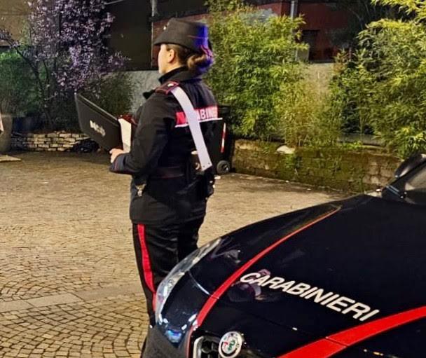 Minaccia i vicini col coltello, ma viene filmato: denunciato un 70enne