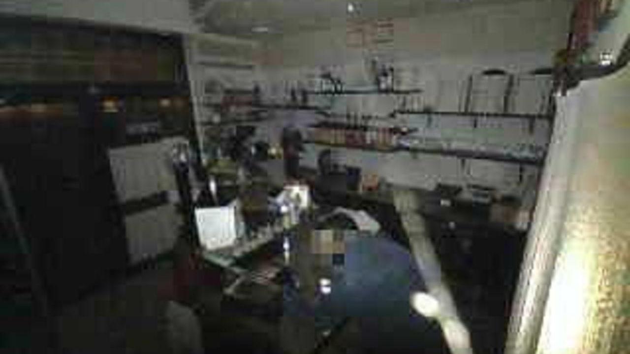 Il ladro all'interno della pizzeria ripreso dalle telecamere