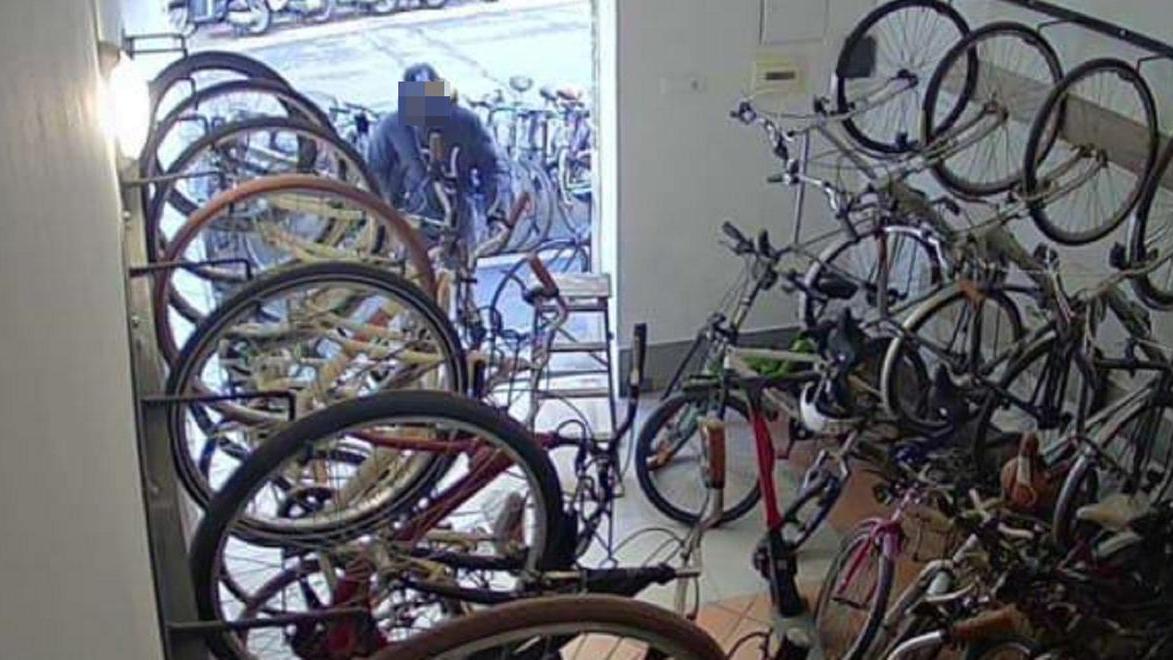 Il ladro all'interno del "Biciclettaio matto"
