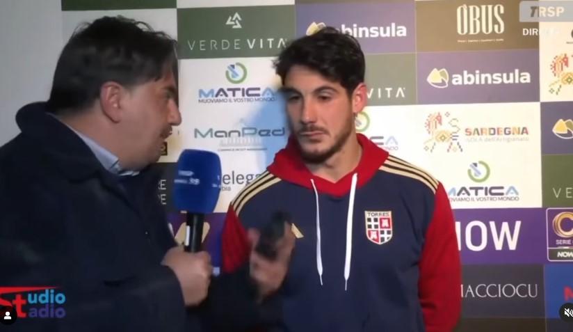 «Complimenti mister!», ma era il calciatore. La gaffe del giornalista nella sala stampa della Torres – VIDEO