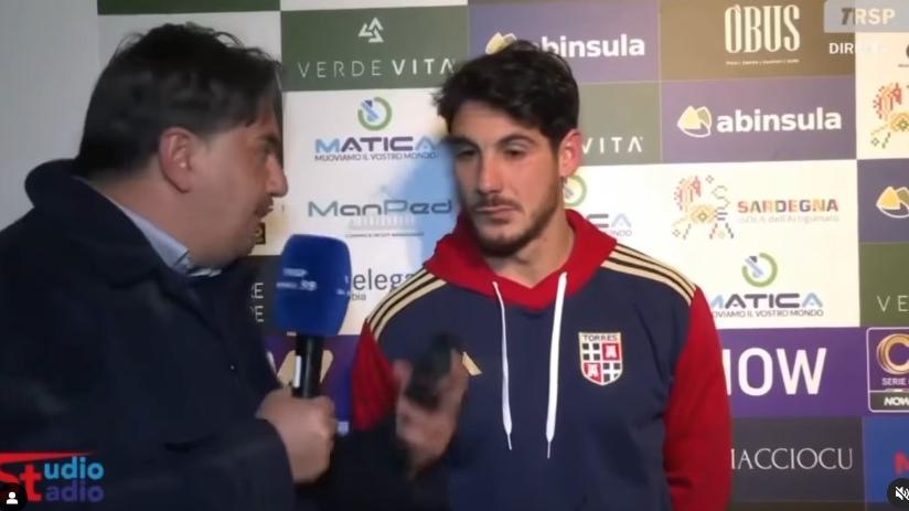 «Complimenti mister!», ma era il calciatore. La gaffe del giornalista nella sala stampa della Torres – VIDEO